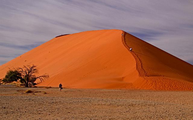 077 Sossusvlei, beklimming van duin 45.JPG